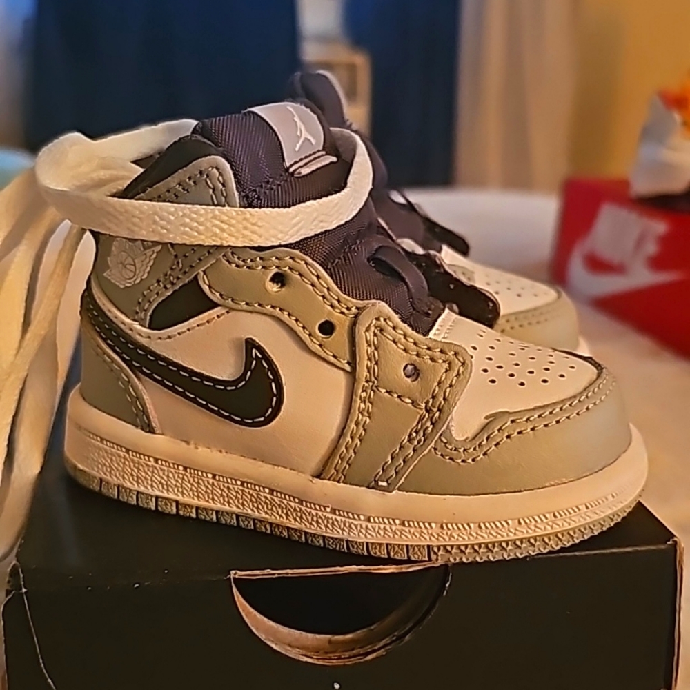 🩶🖤Jordan 1 MID 🤍🖤